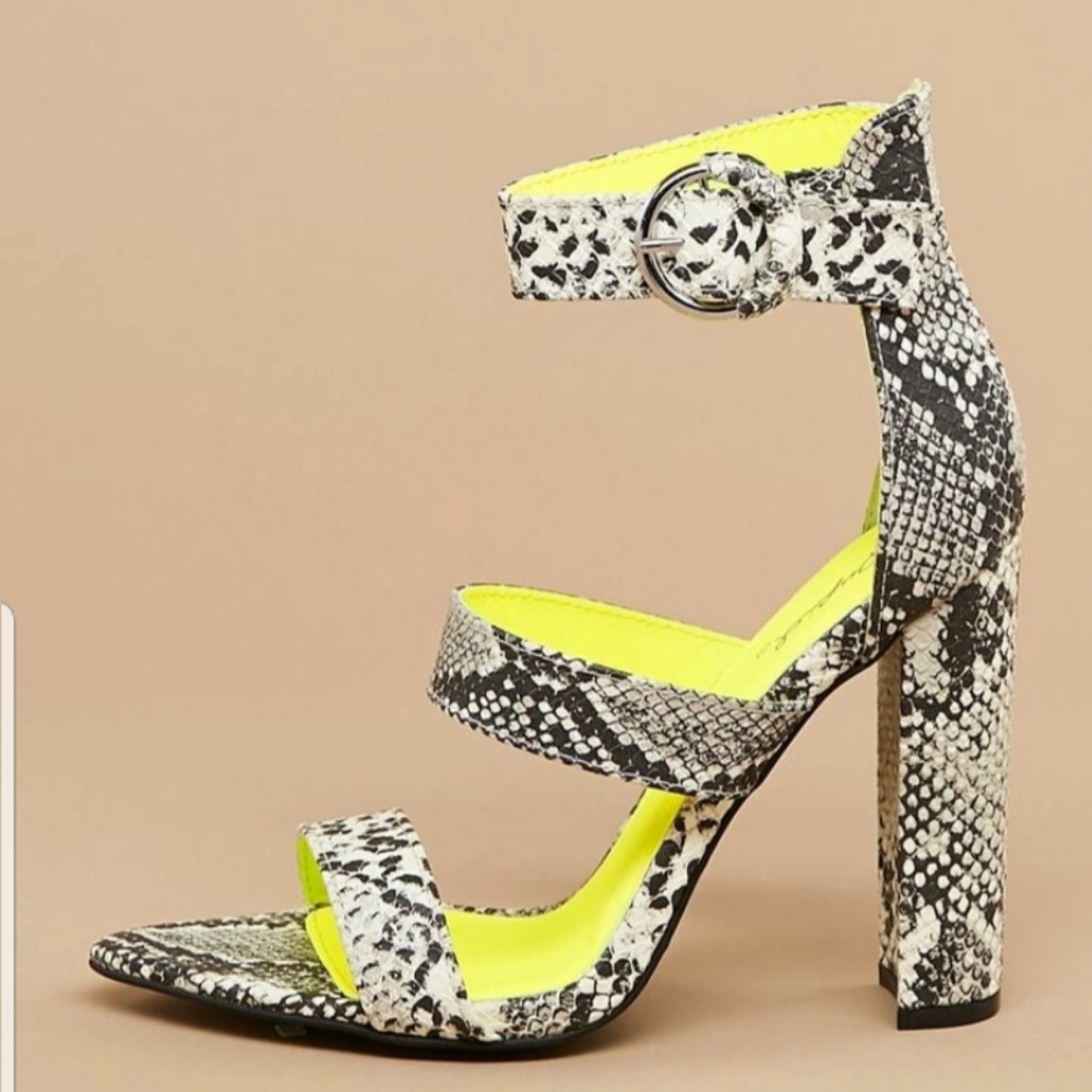 Qupid faux snakeskin heels nwot